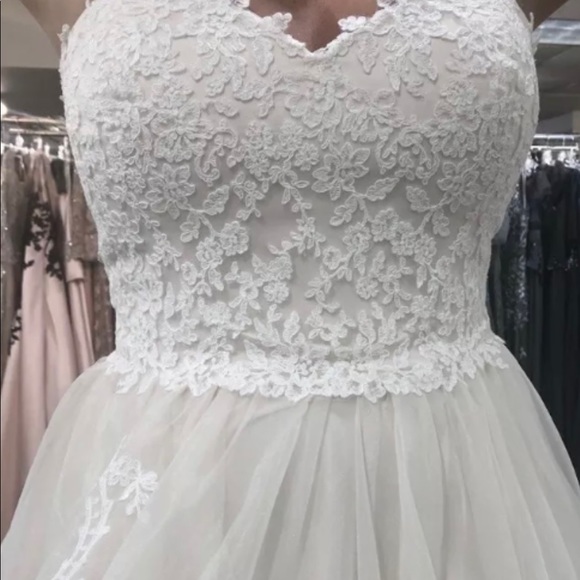 Justin Alexander Signature Sweetheart Gown
cathedral length veil. - Picture 2 of 7